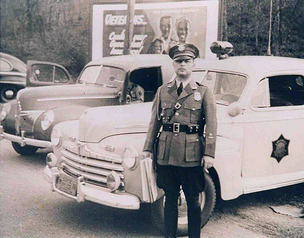 Arkansas police officer and car image