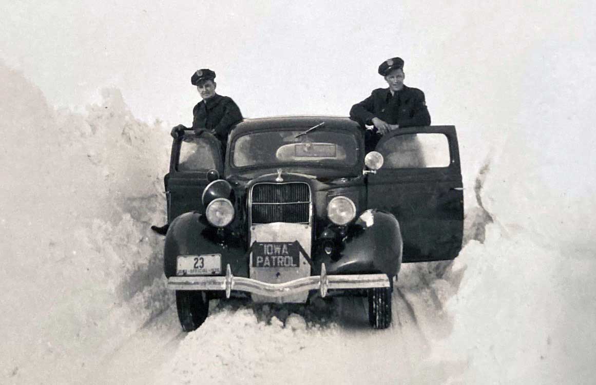 Iowa 1937 police car and officers